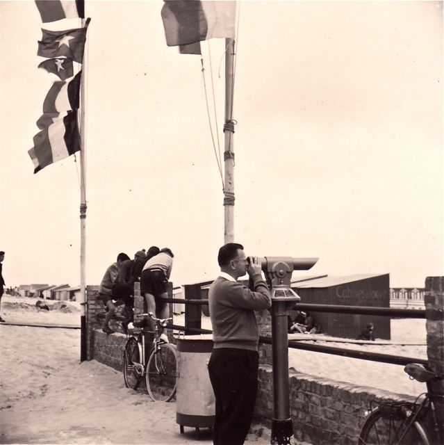 Frans had een schone zwemster in het vizier en hij was klaar om haar te gaan redden indien nodig.